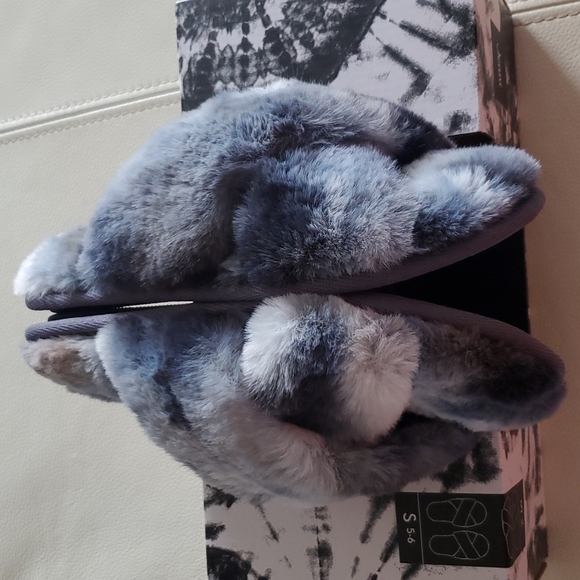 P2012   Jenni Women's Crisscross Faux Fur Slide Box Slipper Size Small 5-6 - Picture 10 of 11